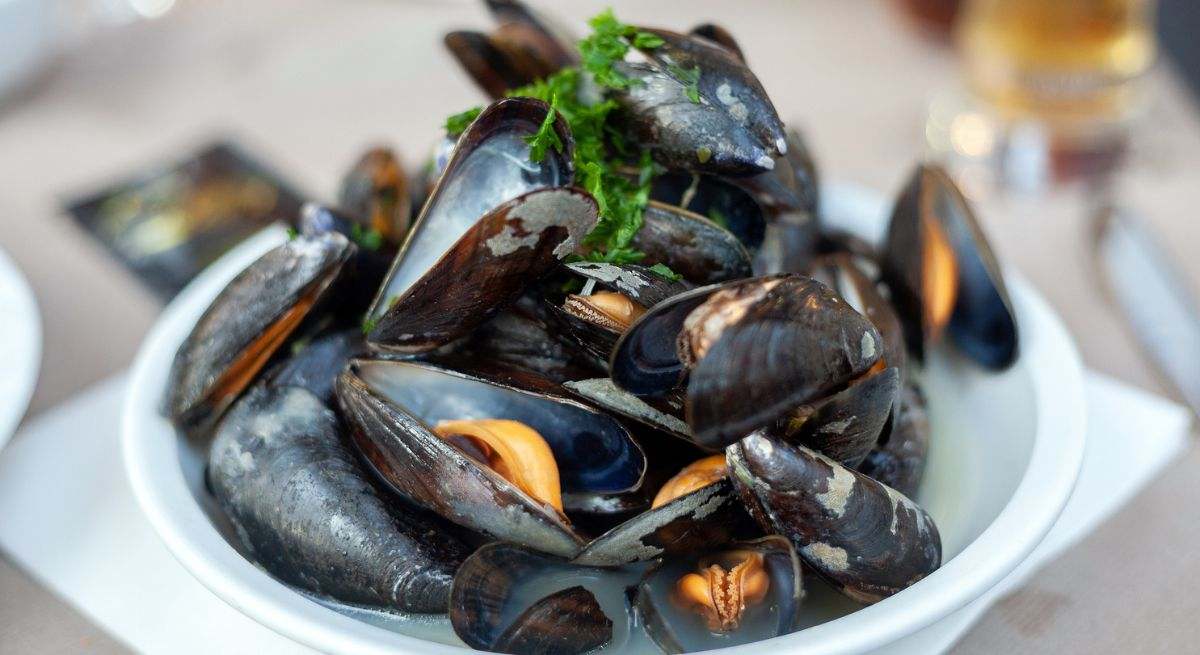 Ni una hoja de laurel ni una rodaja de limón: este es el truco gallego para cocer mejillones y que queden perfectos