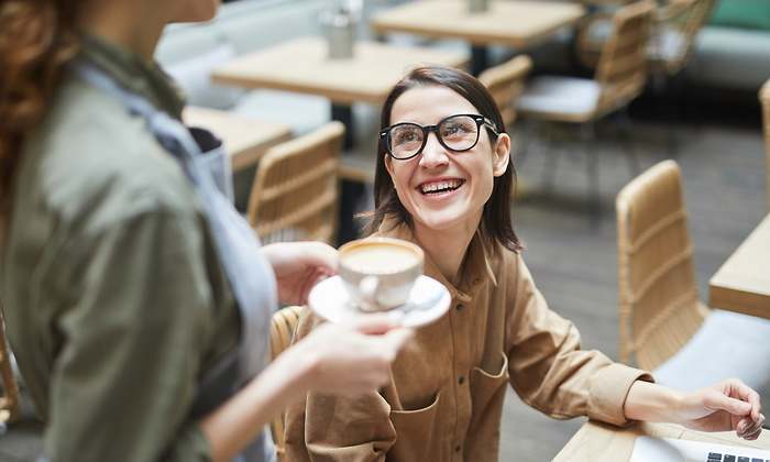 trabajadora-descansa-toma-cafe-dreamstime.jpg