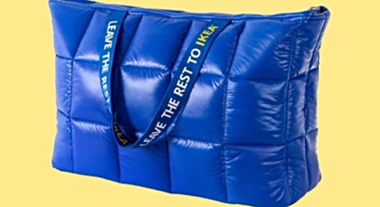 La clasica bolsa azul de Ikea ahora es tambien una almohada para poder descansar en cualquier sitio