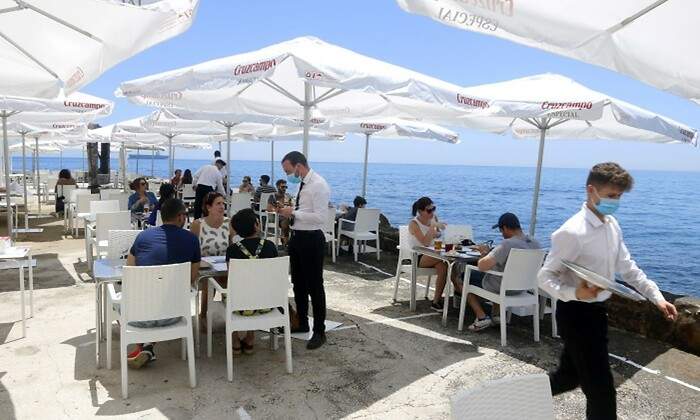 camareros-playa-hosteleria-archivo.jpg