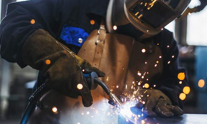 trabajador-industria-manufacturas-casco-chispa-istock-1200x655.jpg