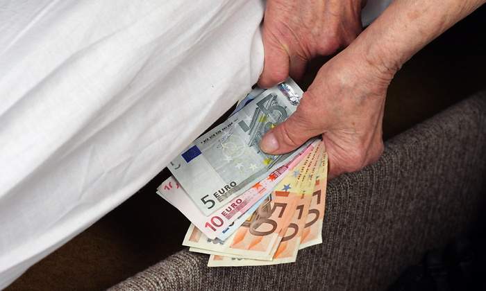 dinero-euros-bajo-colchon-dreamstime.jpg