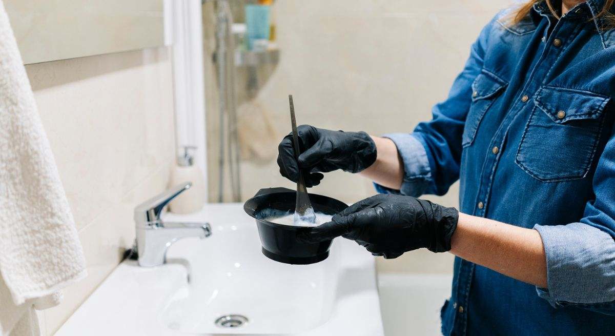Fortalece el cabello mientras cubre las canas
