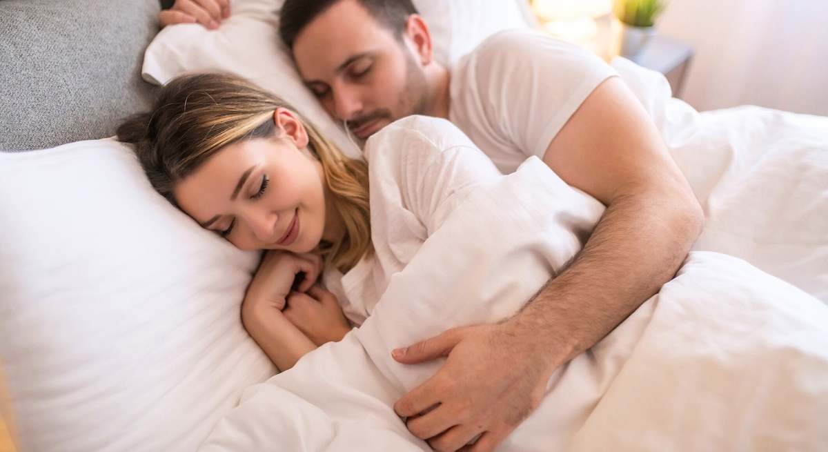 Qué significa dormir con las muñecas dobladas hacia el cuerpo, según la psicología