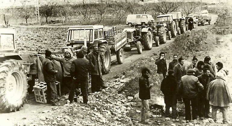 Manifestación de agricultores cortando una carretera