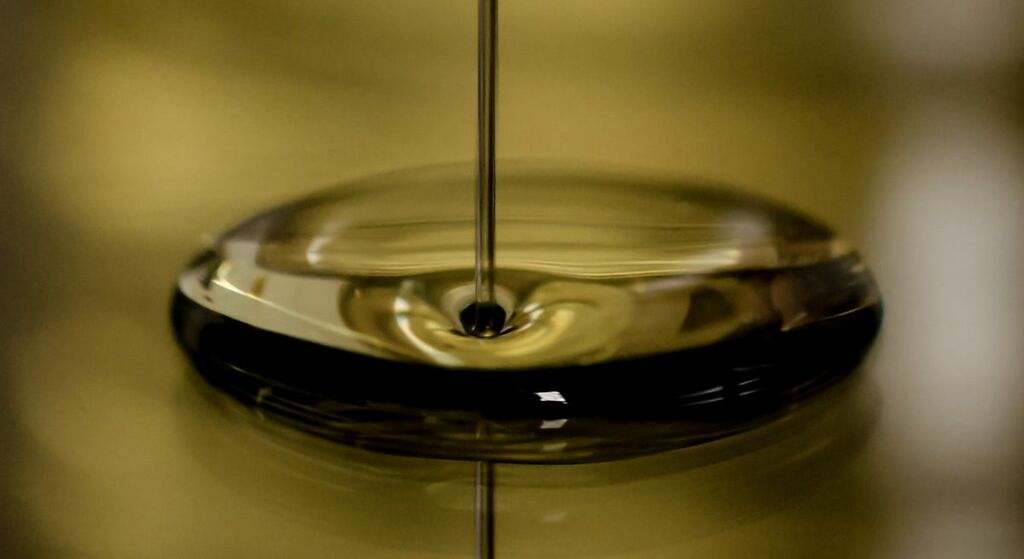 Aplicación de gotas de aceite esencial