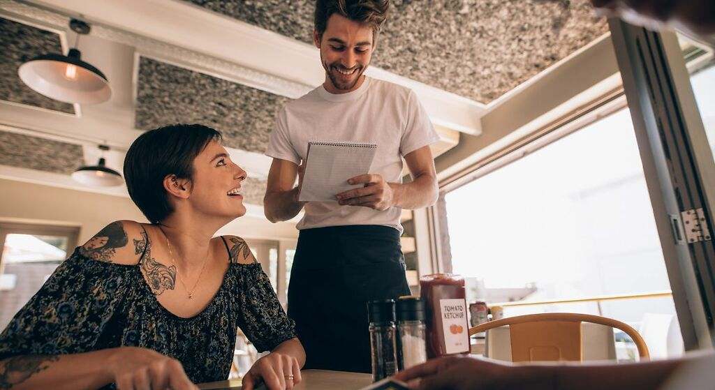 Las personas que siempre ayudan a los camareros después de comer en un restaurante tienen estas características, según la psicología
