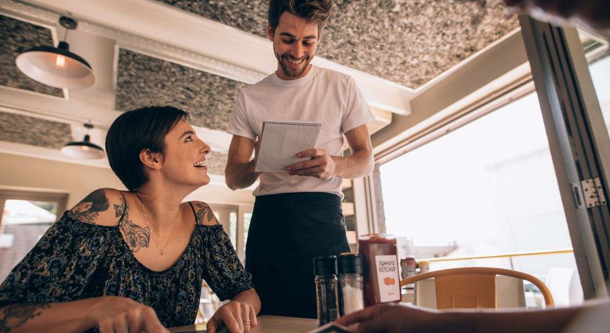 Las personas que siempre ayudan a los camareros después de comer en un restaurante tienen estas características, según la psicología