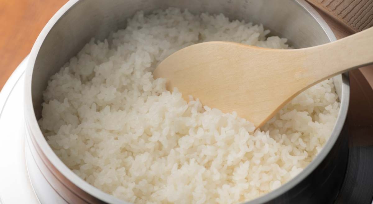 Ni duro ni pasado: la técnica para que el arroz blanco quede perfecto en minutos