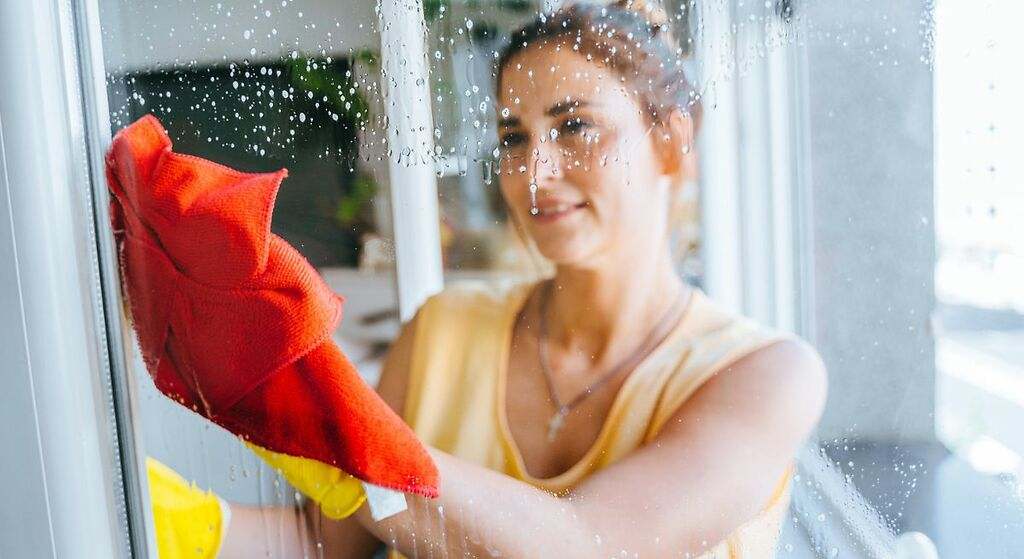 Qué tienes que utilizar para limpiar espejos y azulejos sin dañarlos: no vale cualquier trapo