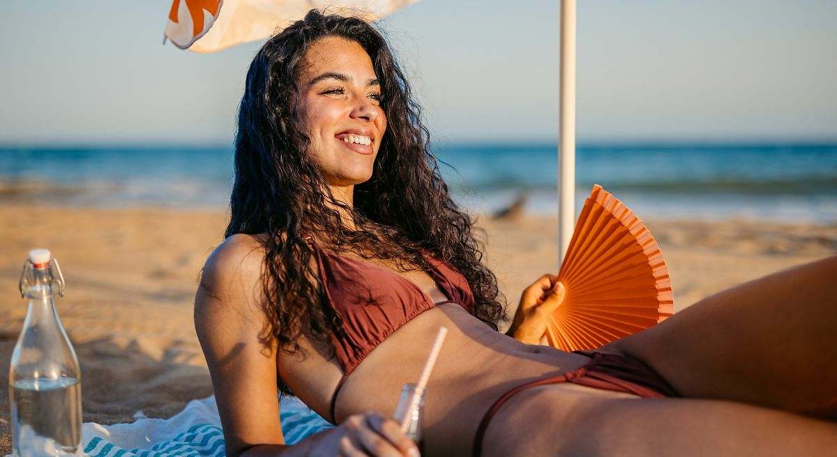 La moda de este verano: añade un abanico o paipái a tus looks para ir divina y sobrevivir a la ola de calor