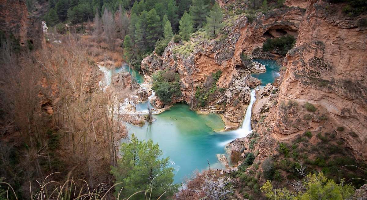 Paraíso natural: el cañón de aguas termales de color azul turquesa con cascadas y pozas