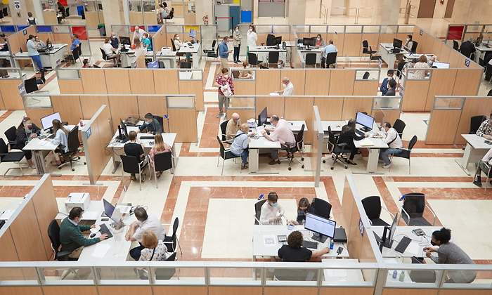 1200-x-655-Funcionarios-Agencia-Tributaria--Campana-IRPF-EFE.jpg