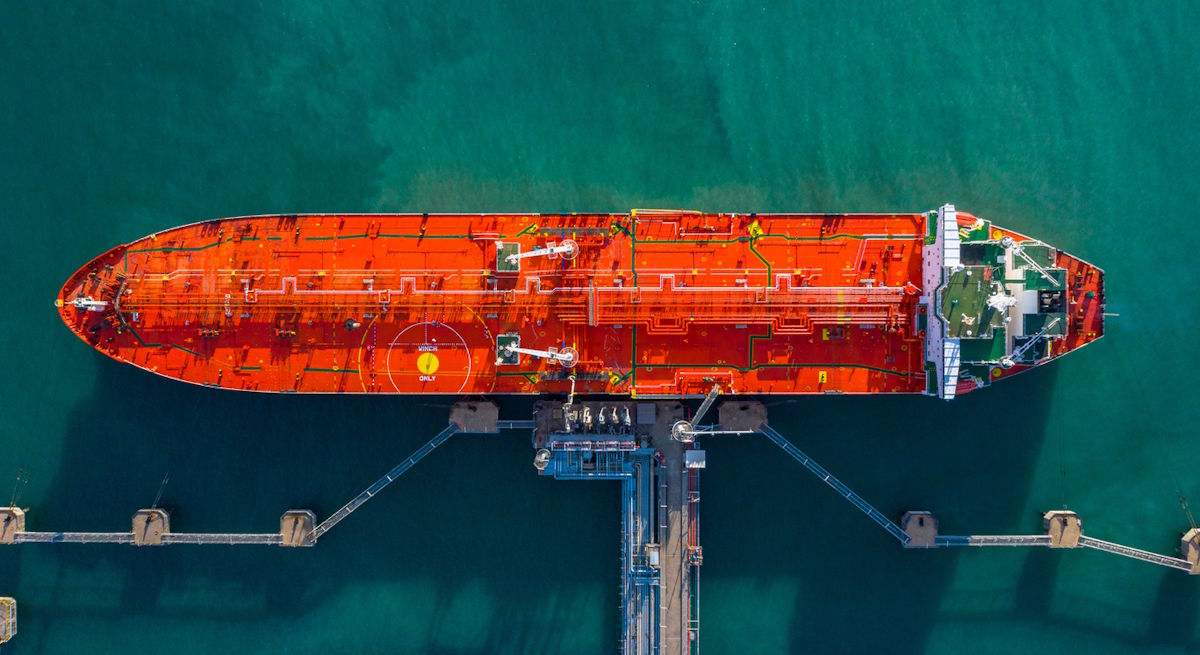 Irán se prepara para lo peor: los satélites detectan un enorme  chorro  de petróleo que sale a toda velocidad del país persa