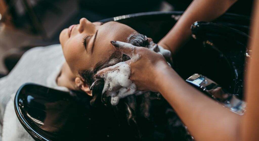 ¿Cada cuánto deberías lavarte el pelo? Dermatólogos explican la frecuencia ideal y por qué