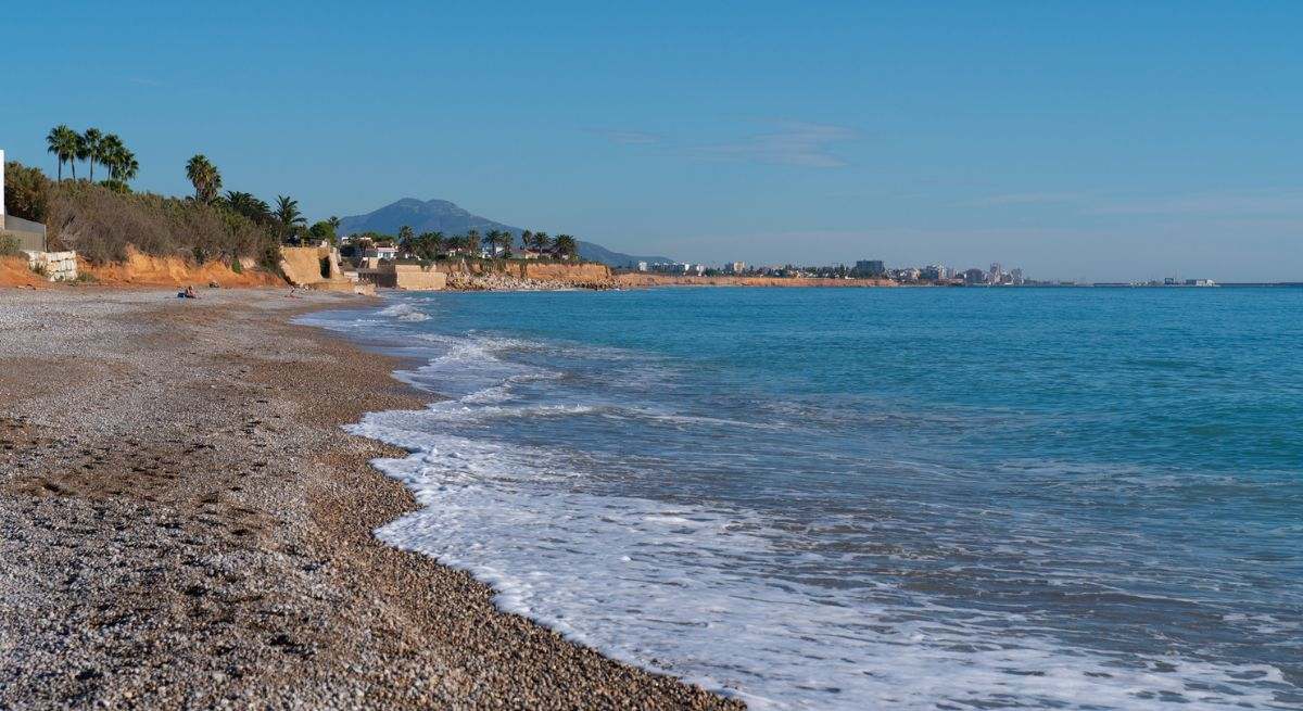 No te bañes aquí: estas son las 48 playas españolas con bandera negra en 2025, según el informe anual de Ecologistas en Acción