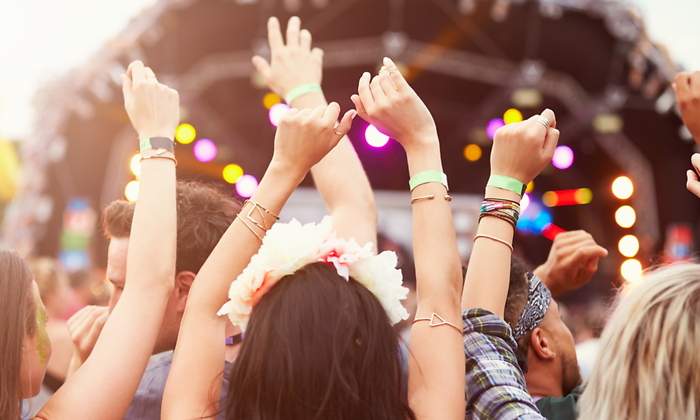 manos-festival-dreamstime.jpg