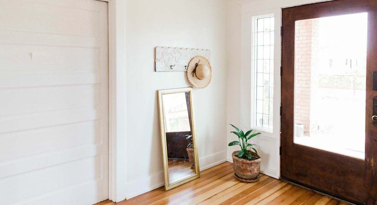 El aviso de una experta en Feng Shui a todos los hogares españoles: "Colocar un espejo frente a la entrada de tu casa hará que aumenten las discusiones"