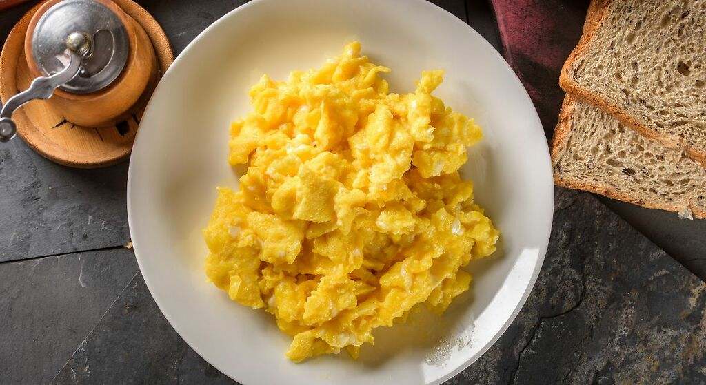 Tus huevos revueltos quedarán más esponjosos y sabrosos si cambias este ingrediente de la receta