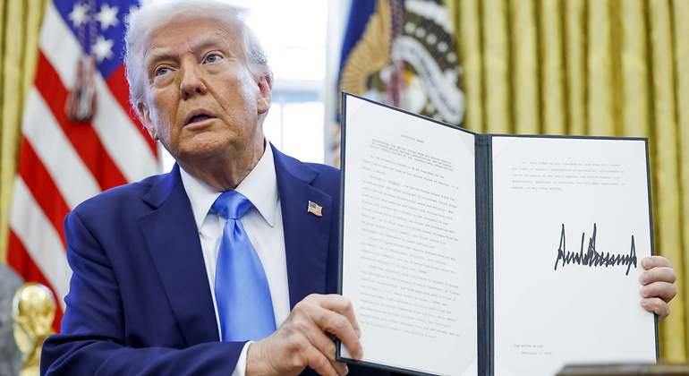 Trump firmando la orden ejecutiva en la que extiende las sanciones a Irán (Bloomberg)