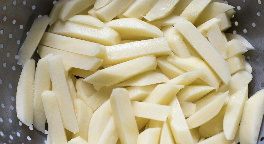 Pelar y cortar las patatas