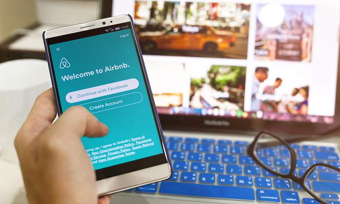 Movil-ordenador-airbnb-dreamstime.jpg