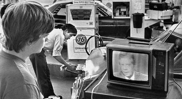 Un estudiante escucha un discurso del presidente Carter, en 1979