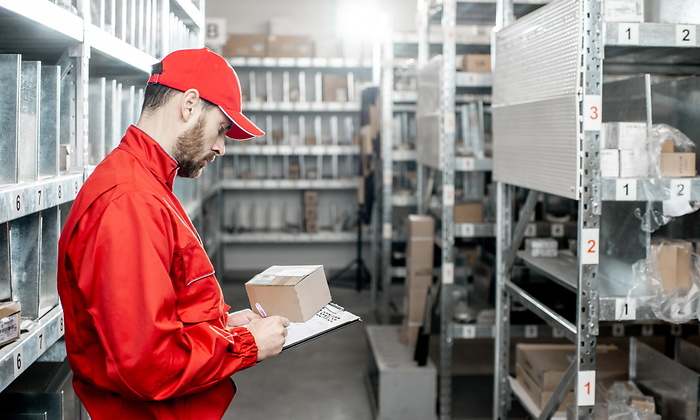 trabajador-almacen-caja-apunta-dreamstime.jpg