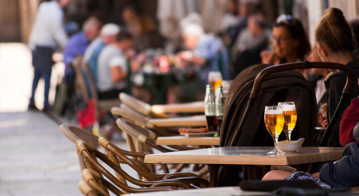 Un turista inglés critica a un restaurante por no hacerlo sentir "especial" y la respuesta se vuelve viral: "Pondremos alfombra roja para la próxima"