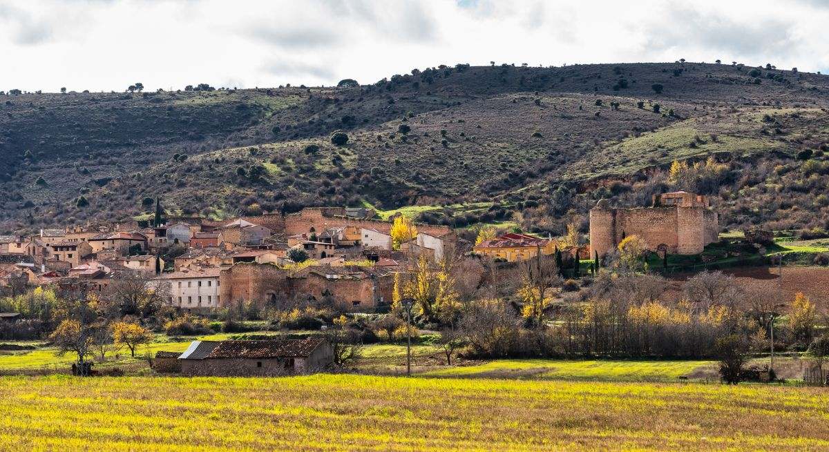 El pequeño y desconocido pueblo de Guadalajara que es uno de los más bonitos de Castilla-La Mancha: un recinto amurallado y calles medievales