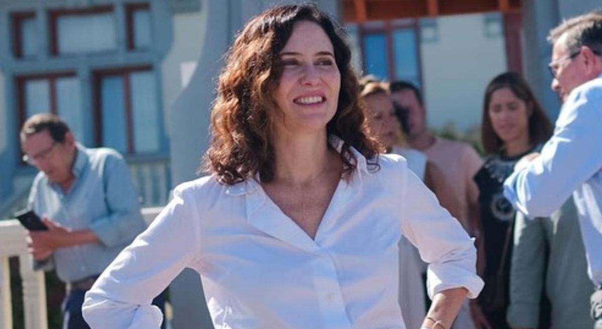 Isabel Díaz Ayuso despide agosto en Ribadesella con un look con guiño asturiano: "Es una tierra única"