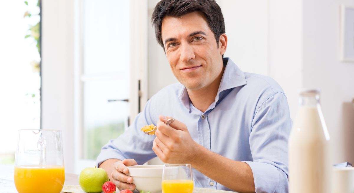 El nutricionista Luis A. Zamora: "La gente que desayuna a las 8 y cena antes de las 20 horas tiene un seguro de vida"