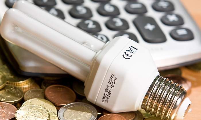 bombilla-luz-euros-calculadora-2-dreamstime.jpg