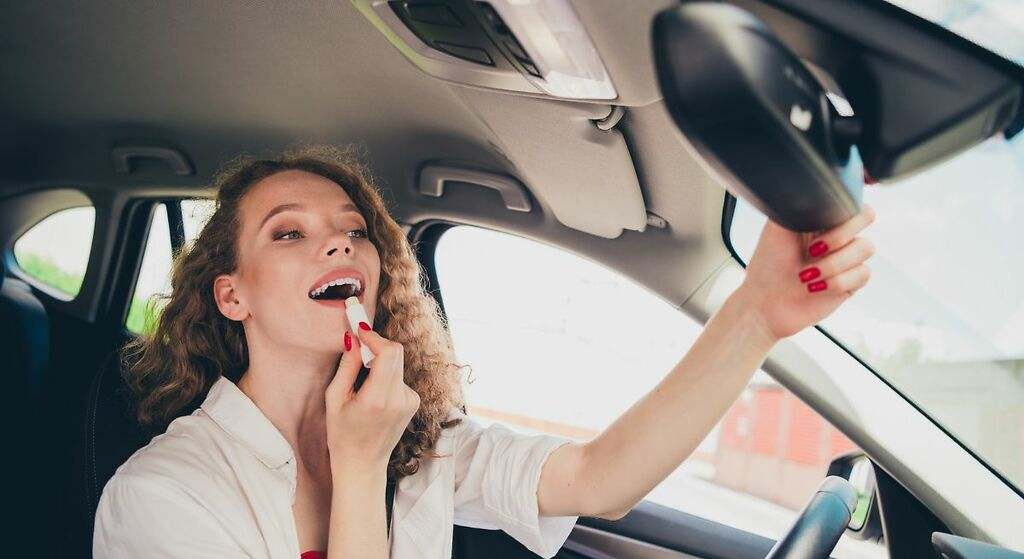 Maquillarse en el coche en un semáforo