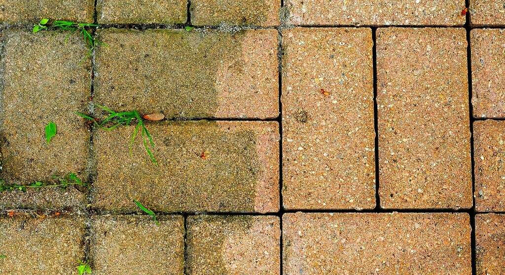 El suelo del patio quedará impoluto si usas este barato ingrediente que tienes en la despensa