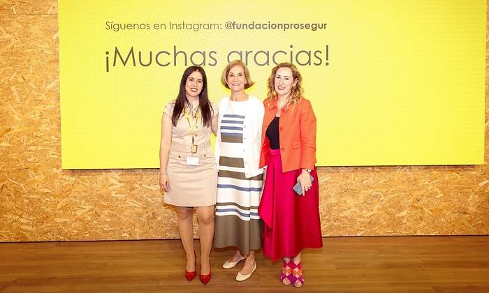 Helena-Revoredo-con-dos-beneficiadas-del-programa-Empowered-Women.jpg