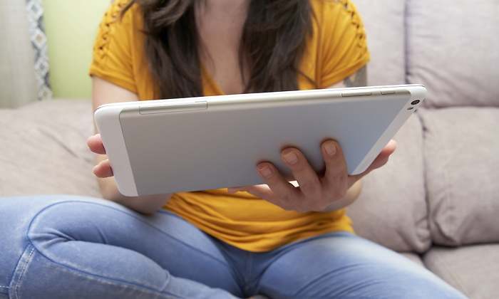 tablet-tramite-detalle-mujer-sofa-casa-dreamstime.jpg