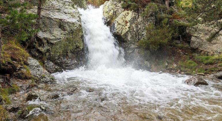 cascada secreta con un gran caudal cerca de la poza de Sócrates