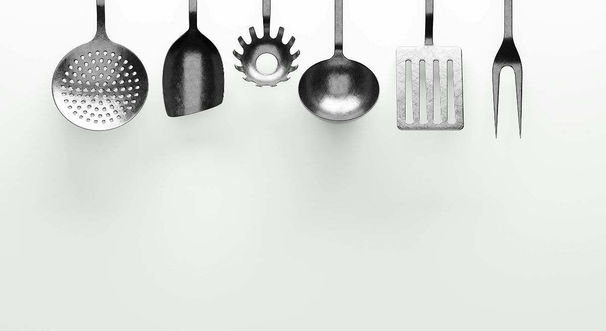 El utensilio de cocina que todos utilizan y es cancerígeno, según la OMS: qué precauciones hay que tener en cuenta