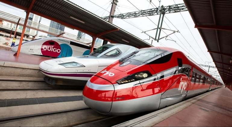 Trenes de Renfe, Ouigo e Iryo en Madrid-Chamartín. eE