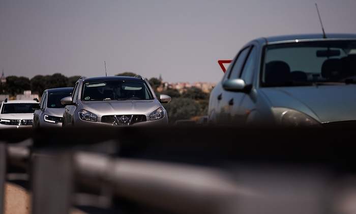 EuropaPress_4548719_varios_vehiculos_control_guardia_civil_autovia_a_5_primera_operacion_salida-1.jpg