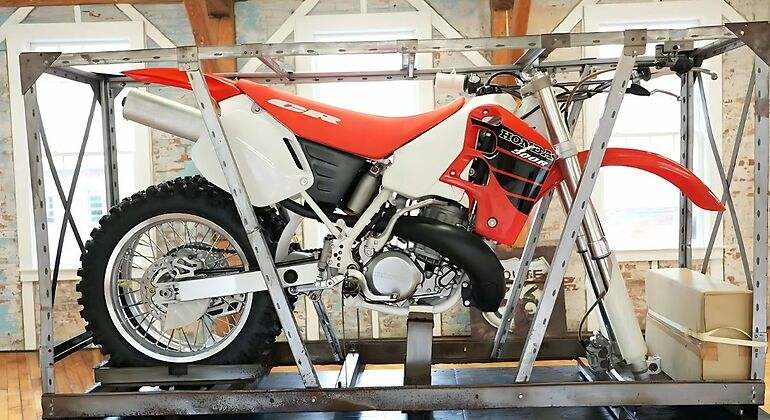 Honda CR 500 guardada en su caja original durante 25 años