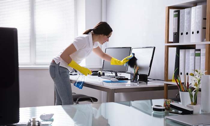 trabajadora-limpieza-despacho-dreamstime.jpg