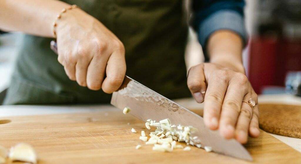 Adiós al olor a ajo en las manos: el truco eficaz de los chefs profesionales que lo elimina en cuestión de segundos