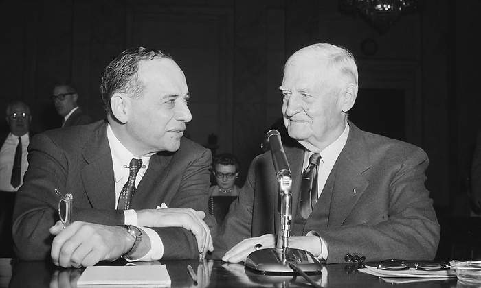 benjamin-graham-izquierda-1955-getty-1200x655.jpg