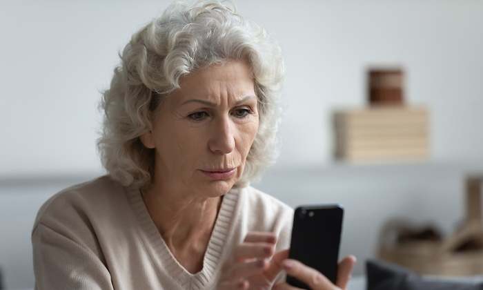 mujer-jubilada-consulta-preocupada-telefono-dreamstime.jpg