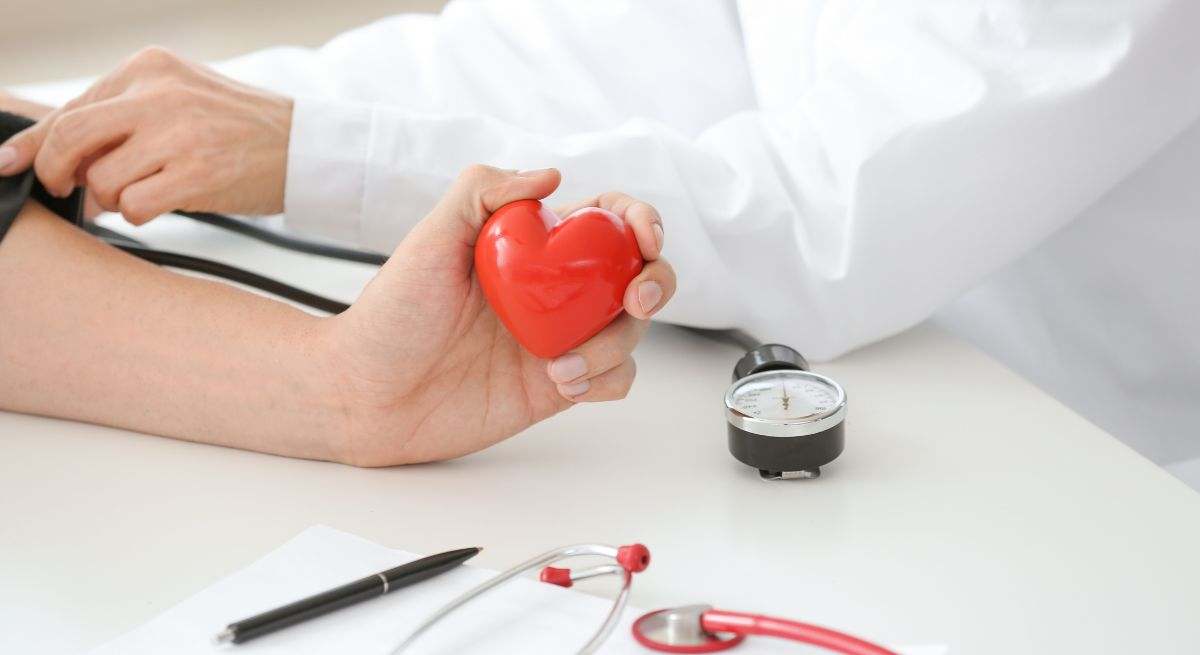 Lo que un cardiólogo afirma sobre la importancia de reducir el colesterol 'malo': "Es fundamental para disminuir el riesgo de muerte"