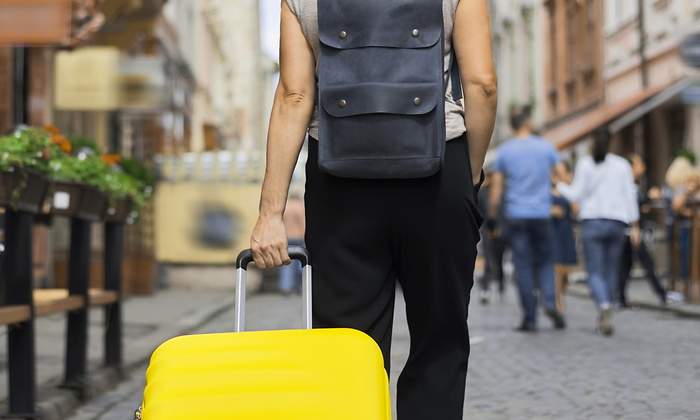 hombre-turista-espaldas-maleta-dreamstime.jpg