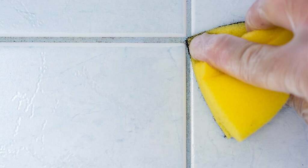 Sin lejía ni vinagre: mezcla estos dos ingredientes caseros para blanquear las juntas de los azulejos en cinco minutos