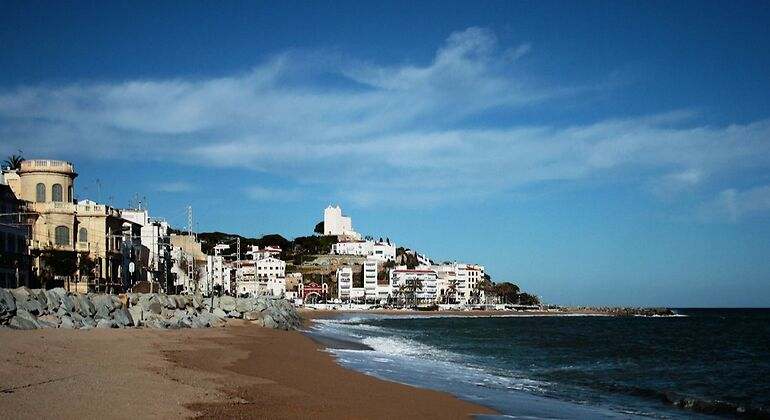 Playa con rompeolas